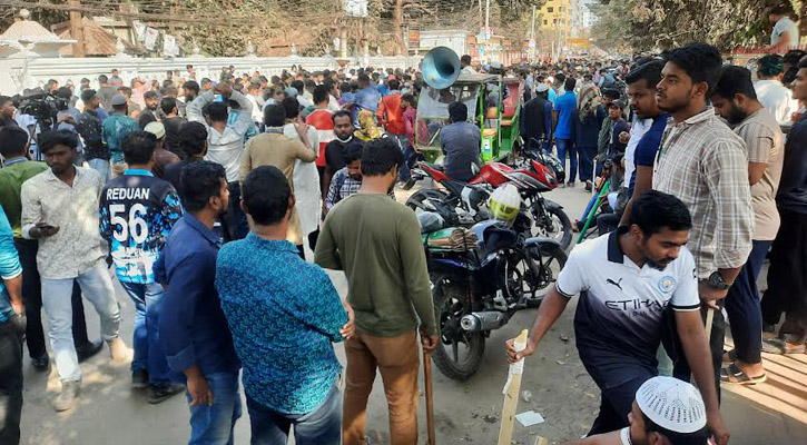 গাজীপুরে বৈষম্যবিরোধী ছাত্র-জনতার সড়ক অবরোধ